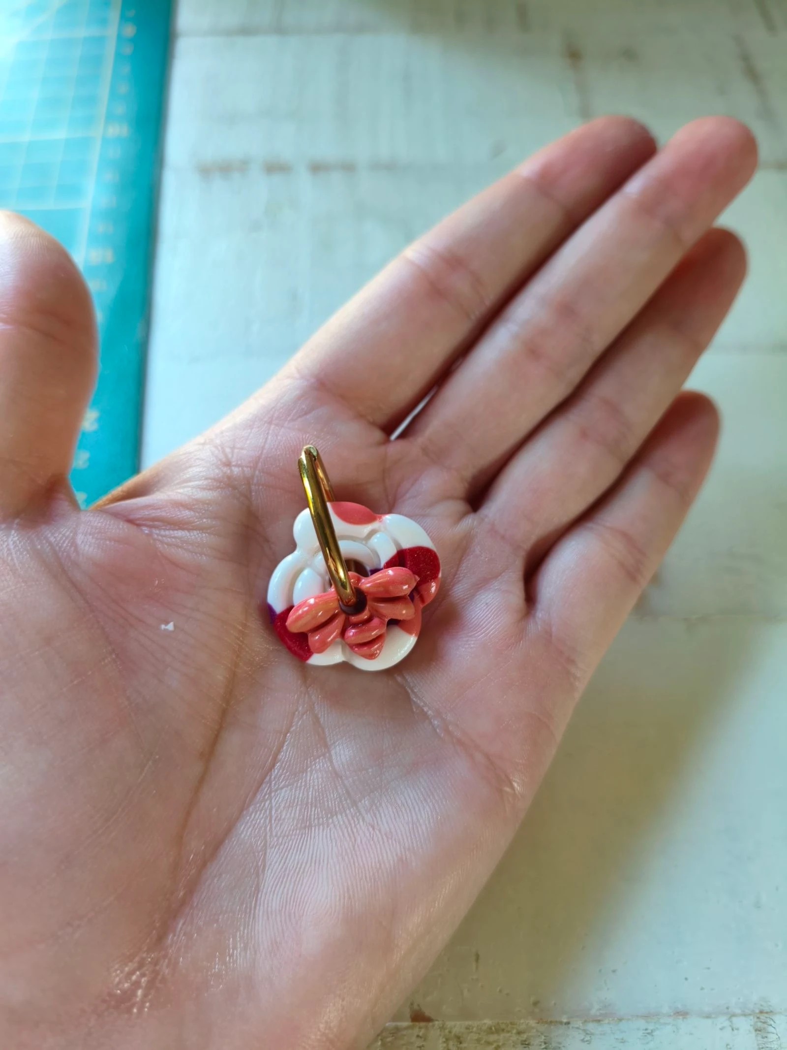 Gouden roze roestvrijstalen oorbel met bij – photo 2